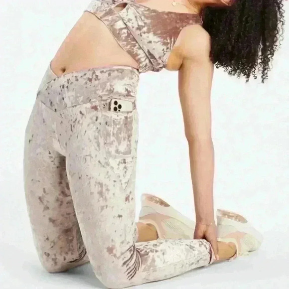 Fabletics Women’s Teddy High Waisted Velour Crossover Leggings Size L NWT - Picture 3 of 11